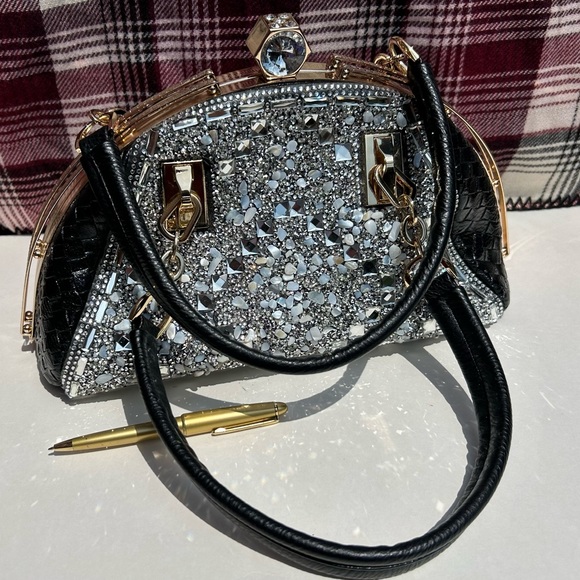 NWOT quality women’s purse! Crystals and rhinestones - Picture 7 of 9